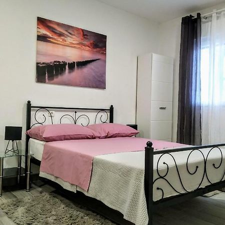 Studio Apartman Violeta II - 50M From The Beach โตรกีร์ ภายนอก รูปภาพ