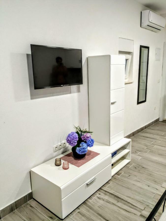 Studio Apartman Violeta II - 50M From The Beach โตรกีร์ ภายนอก รูปภาพ