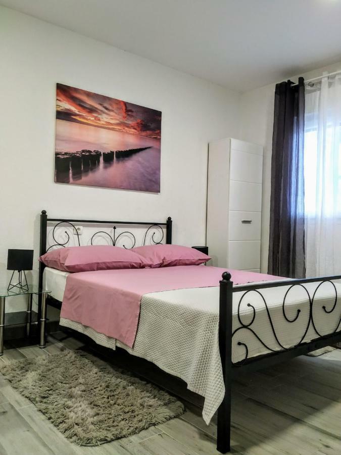 Studio Apartman Violeta II - 50M From The Beach โตรกีร์ ภายนอก รูปภาพ
