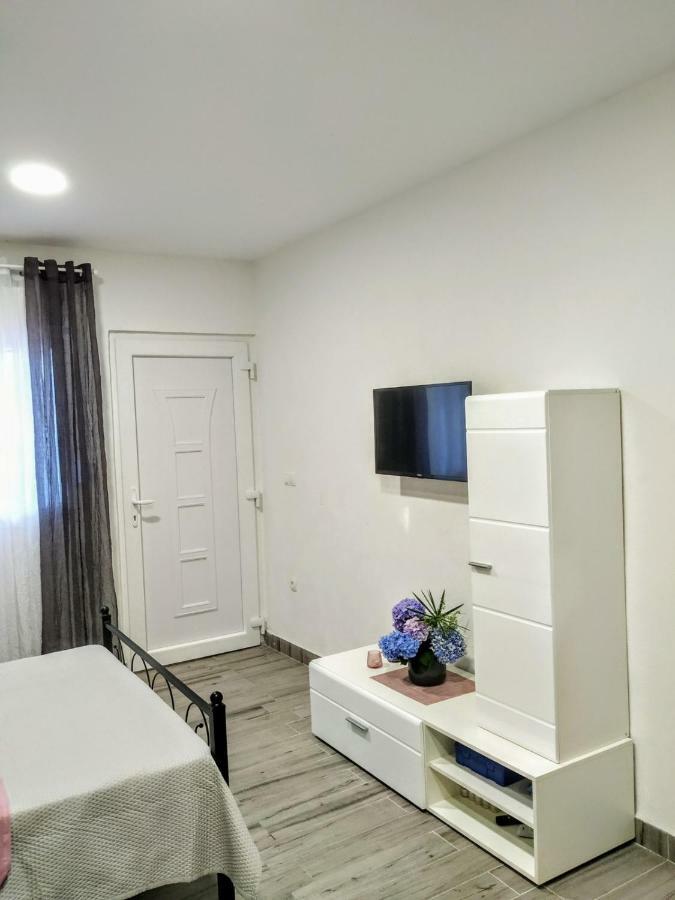 Studio Apartman Violeta II - 50M From The Beach โตรกีร์ ภายนอก รูปภาพ