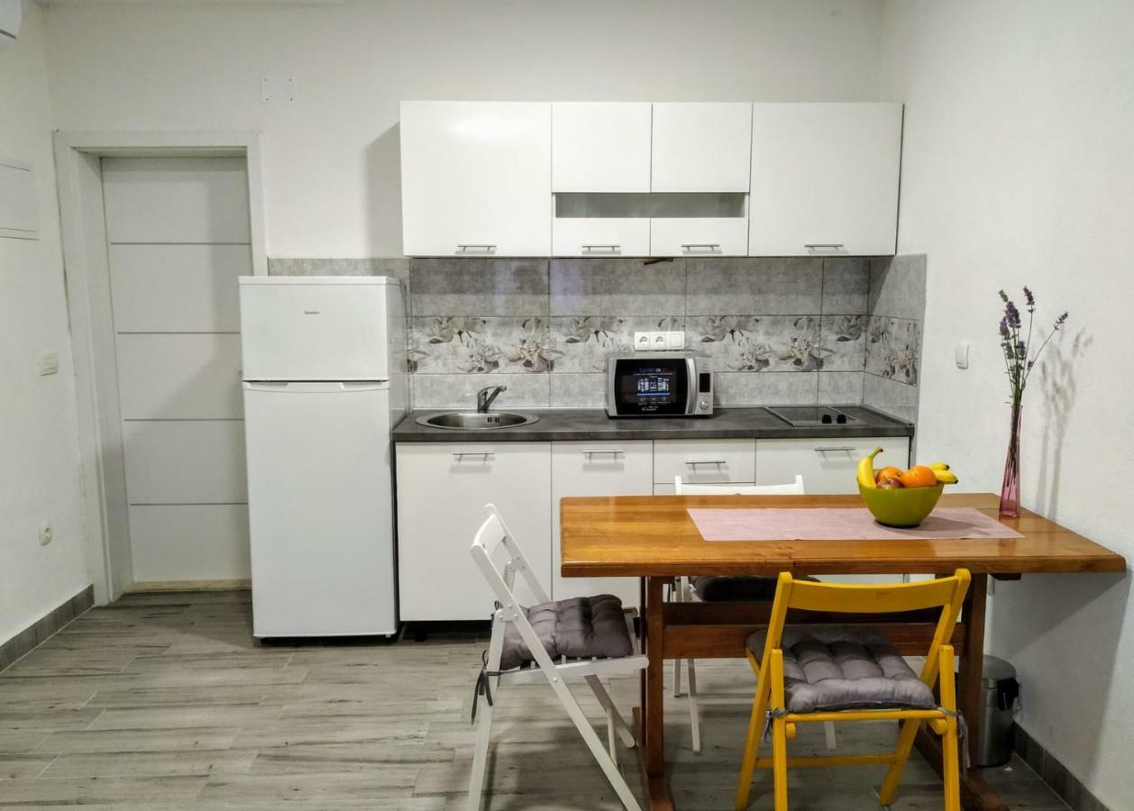 Studio Apartman Violeta II - 50M From The Beach โตรกีร์ ภายนอก รูปภาพ